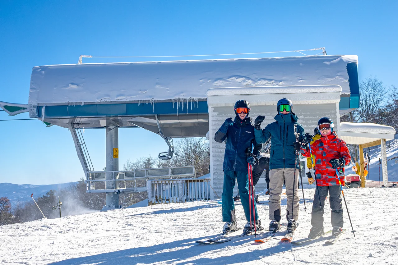 Massanutten scenic chairlift winter family skiers at chairlift terminal 03
